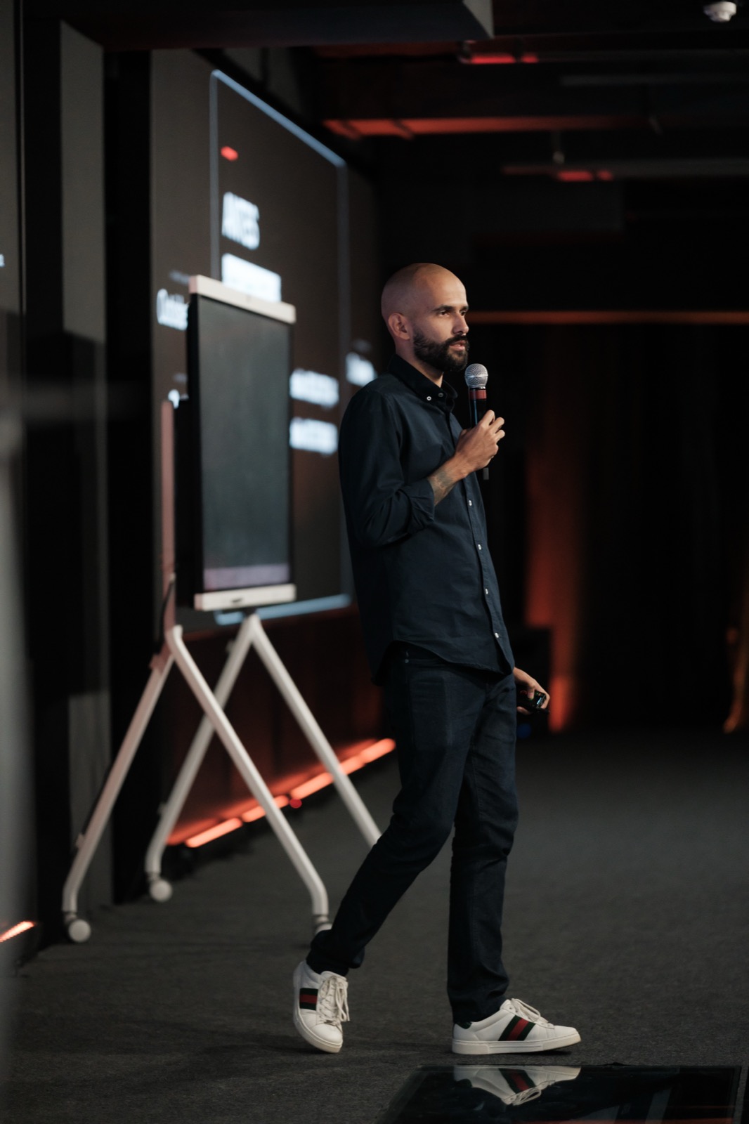 Lucas Sangi apresentando a metodologia no palco